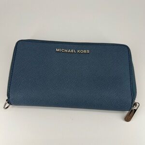 💙 Michael Kors Jet Set Travel Large Flat Multifunction Phone Case – Sky Blue 💙